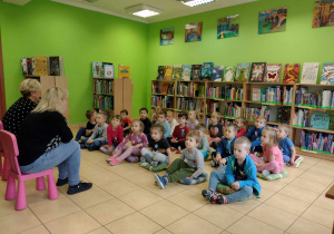 Dzieci słuchają bajki o Felku, który chciał wypożyczyć książkę