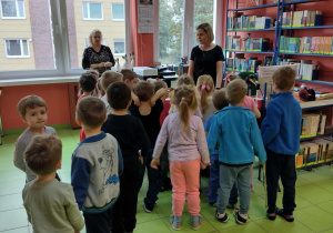 Dzieci zapoznają się z pracą bibliotekarki