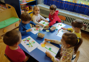 Dzieci komponują obrazek z origami