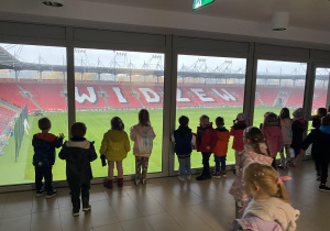 Dzieci oglądają widok na stadion z balkonu