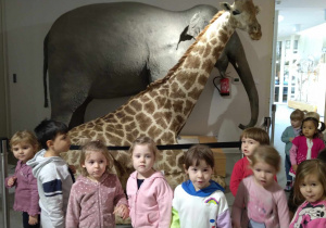 Dzieci oglądają eksponaty muzealne