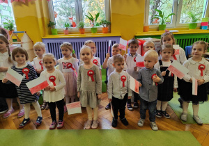 Grupa dzieci podczas śpiewania hymnu