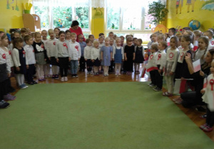 Grupa dzieci podczas śpiewania hymnu