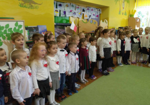 Grupa dzieci podczas śpiewania hymnu