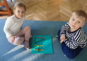 Dzieci układają wzory z kredek