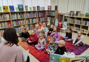 dzieci rozwiązują zagadki