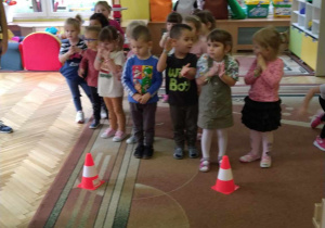 dzieci wykonują zabawy ruchowe przygotowane przez mamy z grupy żółtej