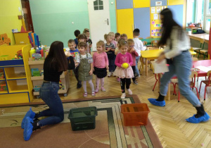 dzieci wykonują zabawy ruchowe przygotowane przez mamy z grupy żółtej