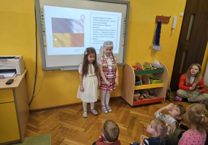 Dziewczynki prezentują stroje ukraińskie.