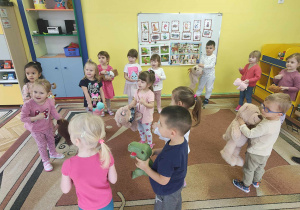 dzieci tańczą ze swoimi misiami