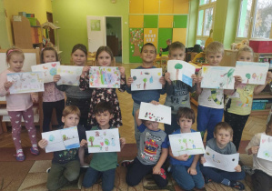 Dzieci z grupy zielonej demonstrują swoje prace na temat: " Bez czego nie mógłbym/mogłabym żyć"