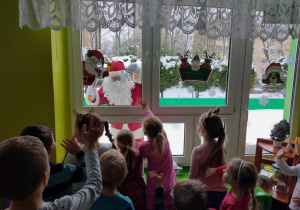 Mikołaj wita się z dziećmi