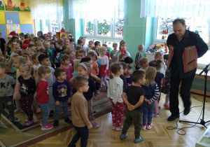 Pan Witek wraz z dziećmi tańczy