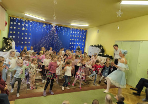 dziewczynki tańczą balet
