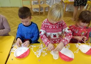 Dzieci robią makramę.