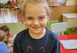 Dziewczynka prezentuje okulary zrobione techniką 3D