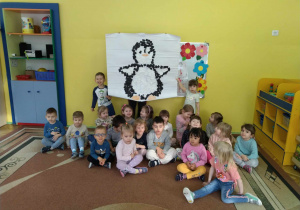 dzieci prezentują swoją prace