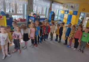 Dzieci tańczą piosenkę o pingwinach