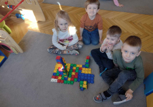 Dzieci w grupach tworzyły wspólne, dowolne budowle z klocków