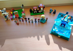 Klocki lego przyniesione przez dzieci