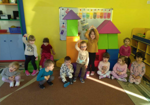 dzieci prezentują wspólnie zbudowany zamek z klocków