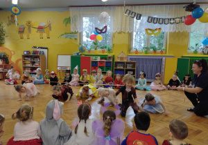 Dzieci biorą udział w zabawach tanecznych