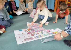 Dzieci układają kocie puzzle