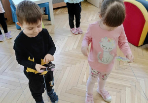 Dzieci zwijają włóczkę - łapiąc myszkę