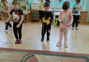 Dzieci zwijają włóczkę - łapiąc myszkę
