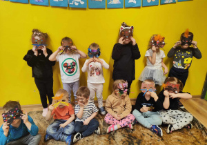 dzieci pozują z wykonanymi przez siebie kocimi maskami