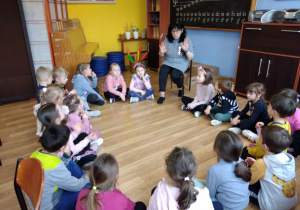 Dzieci siedzą i oglądają instrumenty