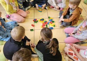 Pierwsza grupa buduje wieżę.