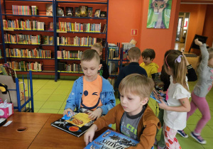 Dzieci wypożyczają książki