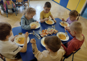 Dzieci jedzą "marchewkowy" obiad