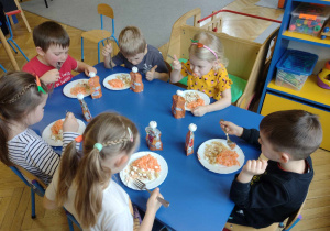 Dzieci jedzą "marchewkowy" obiad