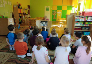 Dzieci siedzą i oglądają teatrzyk