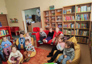 dzieci słuchają książki czytanej przez Panią Małgosię