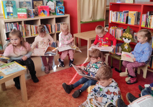 dzieci oglądają książki