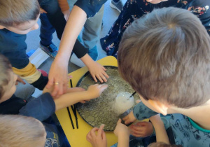 Dzieci tworzą "wulkan" z płynu do baniek mydlanych