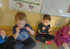 Dzieci biorą udział w ćwiczeniach warg
