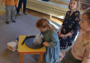 Dzieci tworzą "wulkan" z płynu do baniek mydlanych