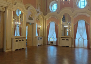 Dzieci zwiedzają i podziwiają salę balowa w Pałacu Poznańskiego.