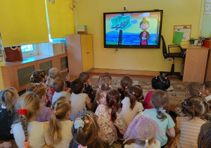 Dzieci oglądają film edukacyjny pt. "ku przestrodze"