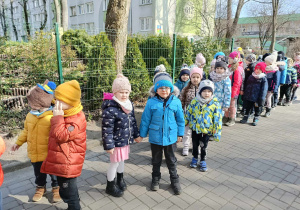 dzieci spacerują, śpiewając piosenki dla Pani Wiosny