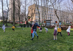 Dzieci w ogrodzie przedszkolnym witają Panią Wiosnę