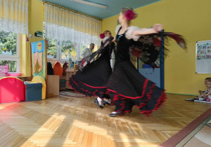 dwie tancerki tańczą na środku sali