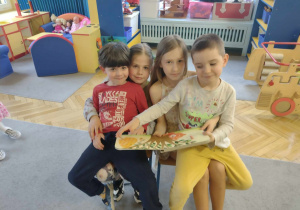 Natalka i Lenka pozują do zdjęcia ze swoim rodzeństwem