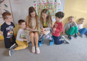 Natalka i Lenka czytają dzieciom bajkę