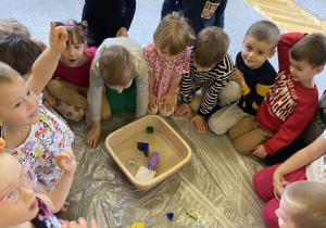 Dzieci sprawdzają co tonie a co unosi się na wodzie