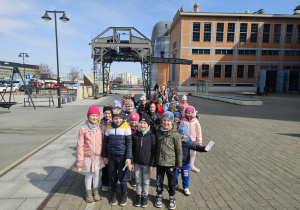 Grupa dzieci przed wejściem do planetarium